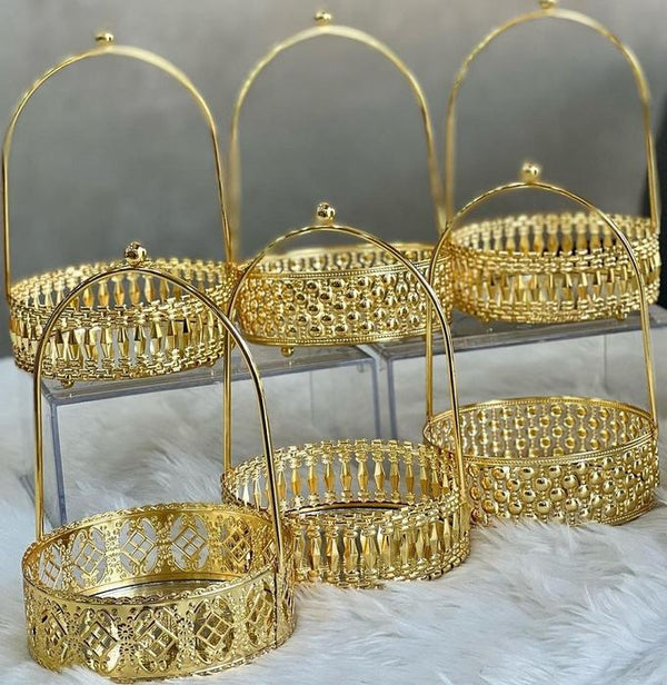 Plateau sculpté à la main en forme de selilla, de couleur or